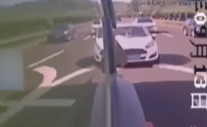 女子躺司机男友腿睡觉,追尾被甩飞身亡