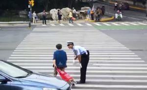 老人闯红灯过马路，交警弯腰90°劝说