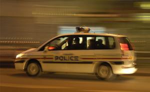 中国游客在巴黎被大巴司机勒索，拒绝交钱后满车行李被劫走