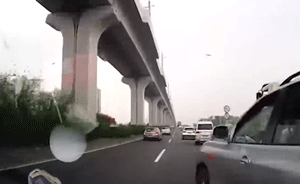 后車撞翻變道越野車，交警調(diào)查是否故意