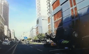 捷達(dá)闖3崗撞飛交警輔警，司機(jī)翻墻逃逸