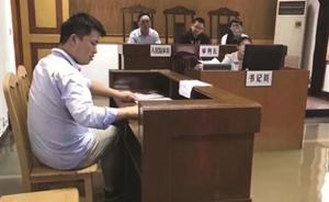 南京一法庭被淹但庭審繼續(xù)，結(jié)束后法官劃皮劃艇送當(dāng)事人離開