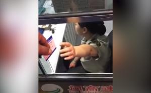 高速收费单位:不伸手拿卡收费员遭调戏