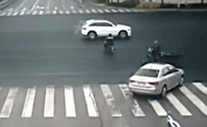 新車掛臨牌任性闖紅燈，男子被扣光分