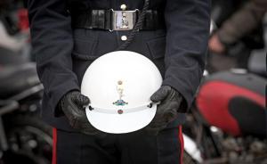 早安·世界｜英軍“白頭盔”摩托隊(duì)列隊(duì)游行后退出歷史舞臺(tái)