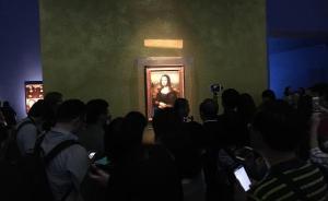 人群圍在“《蒙娜麗莎》”面前，恍若盧浮宮的情景再現(xiàn)