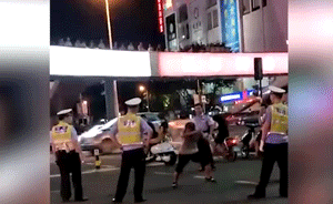 男子手推警車(chē)被制止：自打醉拳直到累趴