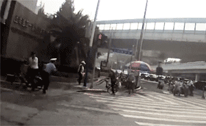 暖聞｜眼看孩子將從自行車摔落，交警1秒鐘沖到車旁扶住