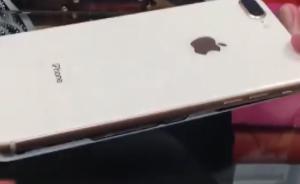 iPhone8開售不足一周，首現(xiàn)電池鼓包