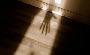 湖北荊門一男子留宿女網(wǎng)友家盜走首飾，警方在麻將館將其抓獲