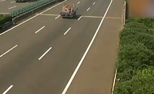 面包车高速爆胎翻车，后方车辆自发救援