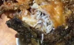 江苏丹阳网友吃完鱼肉发现鱼头里全是蛆，店家：“偶发”事件