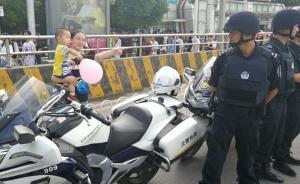 坚守者丨特警国庆哨位执勤，妻儿不便相认隔栏叫声“王警官”