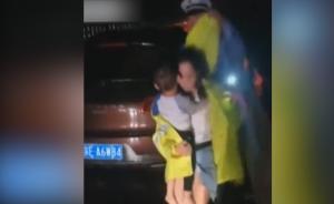 私家车雨夜抛锚,交警脱雨衣让给乘客