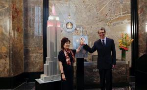 纽约帝国大厦首次为中国中秋节亮灯，顶端亮起红黄两色