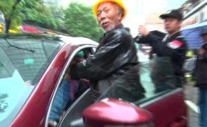 男子驾车昏厥撞车，路过大爷掐人中急救