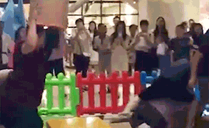 两儿童商场打闹,引双方家长互殴1人伤