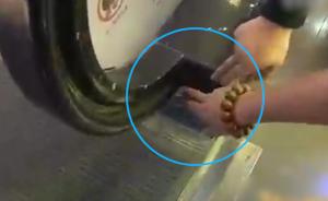 男童玩電梯手卡履帶縫隙，警民合力救出