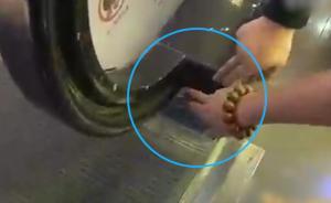 男童玩電梯手卡履帶縫隙，警民合力救出