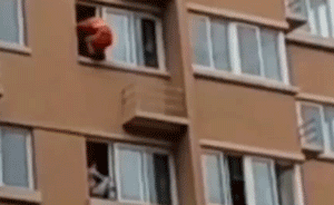 險(xiǎn)！女子窗臺輕生，消防員秒降一把推回