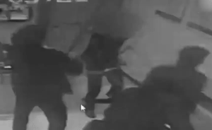 男子攜金魚進地鐵，被攔后掏刀威脅民警