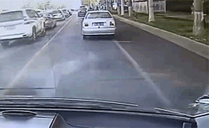 救护车被堵，私家车违章让道被免责