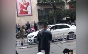 老人路中间拦车要钱,司机排队交费