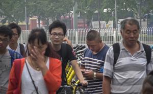 游客参观北大排长龙,黄牛要价一人百元