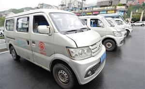 重慶一線路公交由面包車改造而成每輛限載8人，還裝有刷卡機