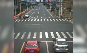 私家车闯红灯让道救护车，交警：免罚