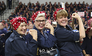 早安·世界｜美国数千人化身“铆工露斯”，破世界纪录 