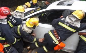 女司机驾车冲下楼梯被卡：习惯性踩油门