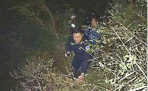 濟南：5驢友被困山頂懸崖，民警消防攀山4小時營救下山
