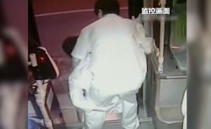 暖心！老人行动不便，公交司机背下车