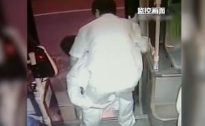 暖心！老人行动不便，公交司机背下车