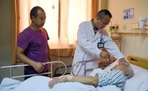 台州一清洁工撞伤九旬老人，举债为其治疗日夜贴身照顾