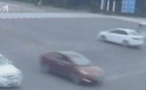 三輪車(chē)側(cè)翻老人被困，多名司機(jī)伸援手