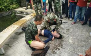 男子失足坠湖,巡逻武警两度潜水救起