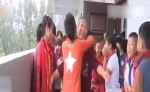 单腿教师跳跃上课19年:为了孩子都值