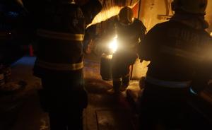 快餐店起火，消防員徒手拎出噴火煤氣罐