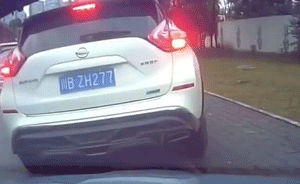 救護車鳴笛，前方車輛自覺靠右集體讓行
