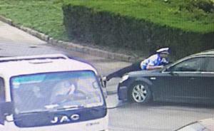 視頻｜江蘇淮安一男子駕無牌車在鬧市頂交警狂奔五百米