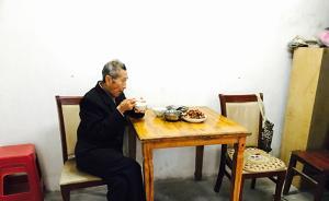 阿爾茨海默癥老人連續(xù)五月到醫(yī)院尋找亡妻，護士配合每天陪找