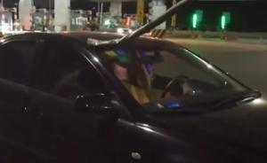 險！掉落鐵棍戳穿車頂，司機猛打方向盤