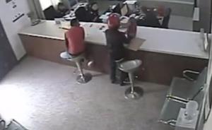 老人送民警桔放下就走，短信求“恕罪”