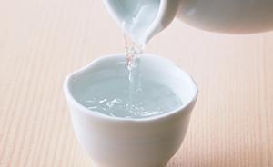 5歲男童被鄰居“逗著”喝下半杯白酒，酒精中毒被送進ICU