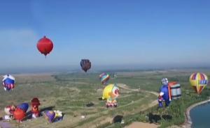 熱氣球飛行節(jié)：卡通玩偶扮靚沙海上空