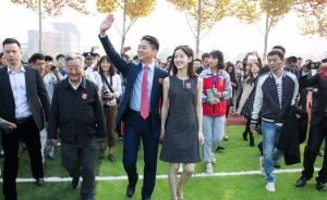 劉強東攜妻回宿遷母校演講：從第一次戀愛的感覺到抬頭看遠方