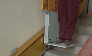 老小区爬楼难,老人花14万装“神器”