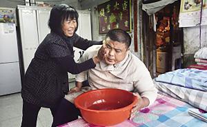 準女婿下肢癱瘓主動解除婚約，“丈母娘”變親媽照顧他18年